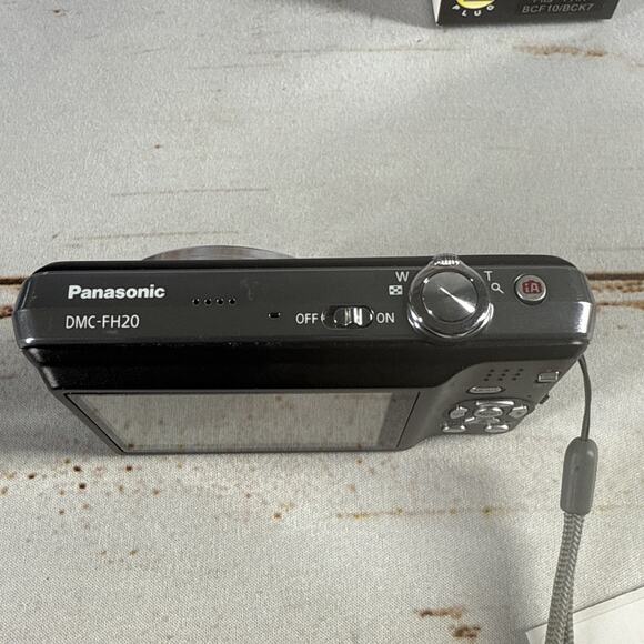 Panasonic Lumix 14.1MP Digital Camera - DMC-FH20 - PARTS / REPAIR - CAMERA ONLY - Picture 4 of 6